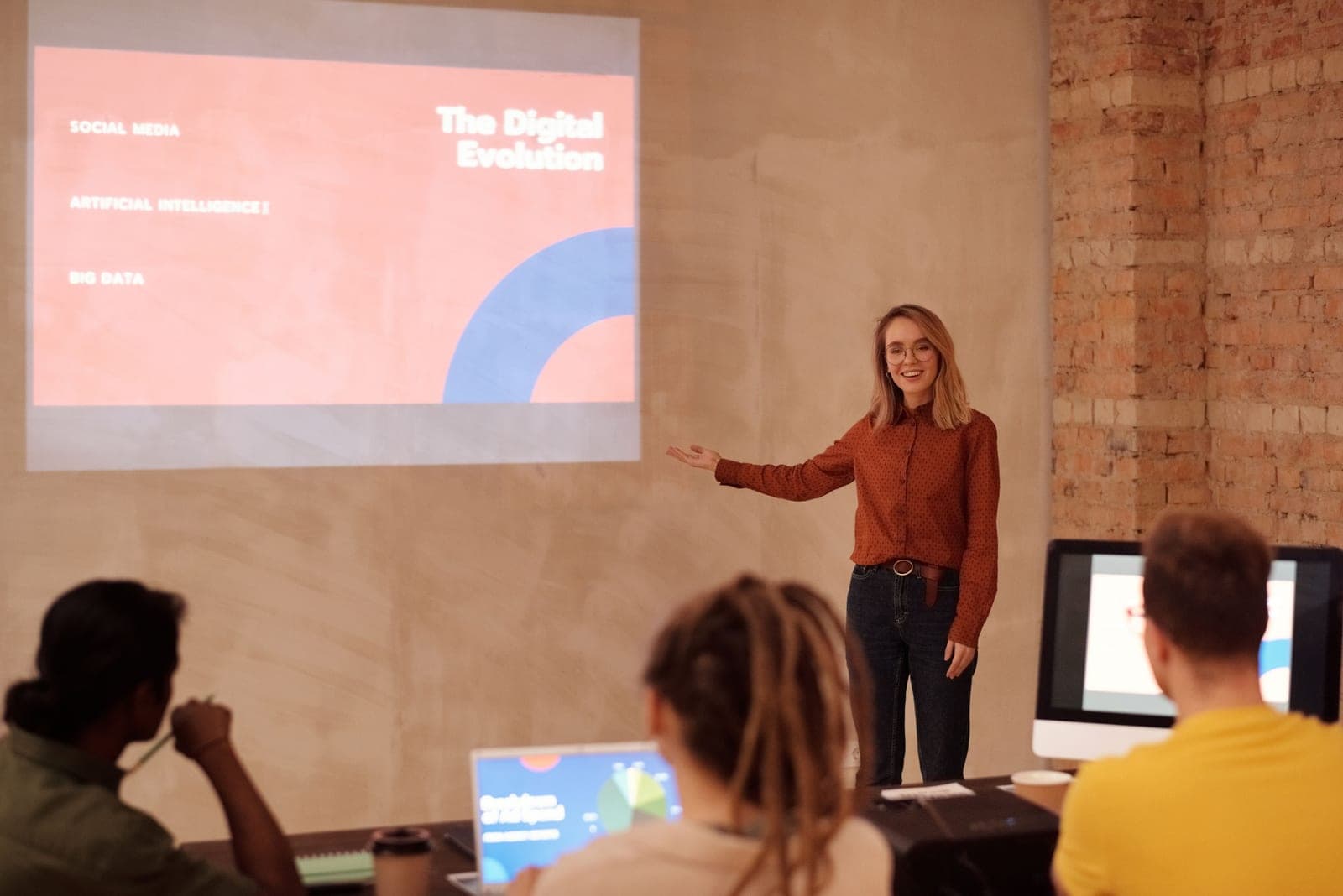 Une personne présente devant un écran lors d'un atelier de communication.